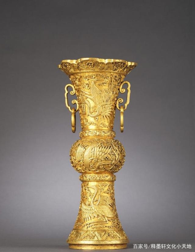 马未都：明代铜鎏金耳瓶，雕刻细节满分，给出2300万的估价